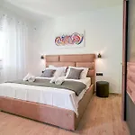 Apartment Lady D