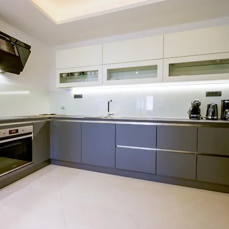 Lady D Betina (Sibenik-Knin)